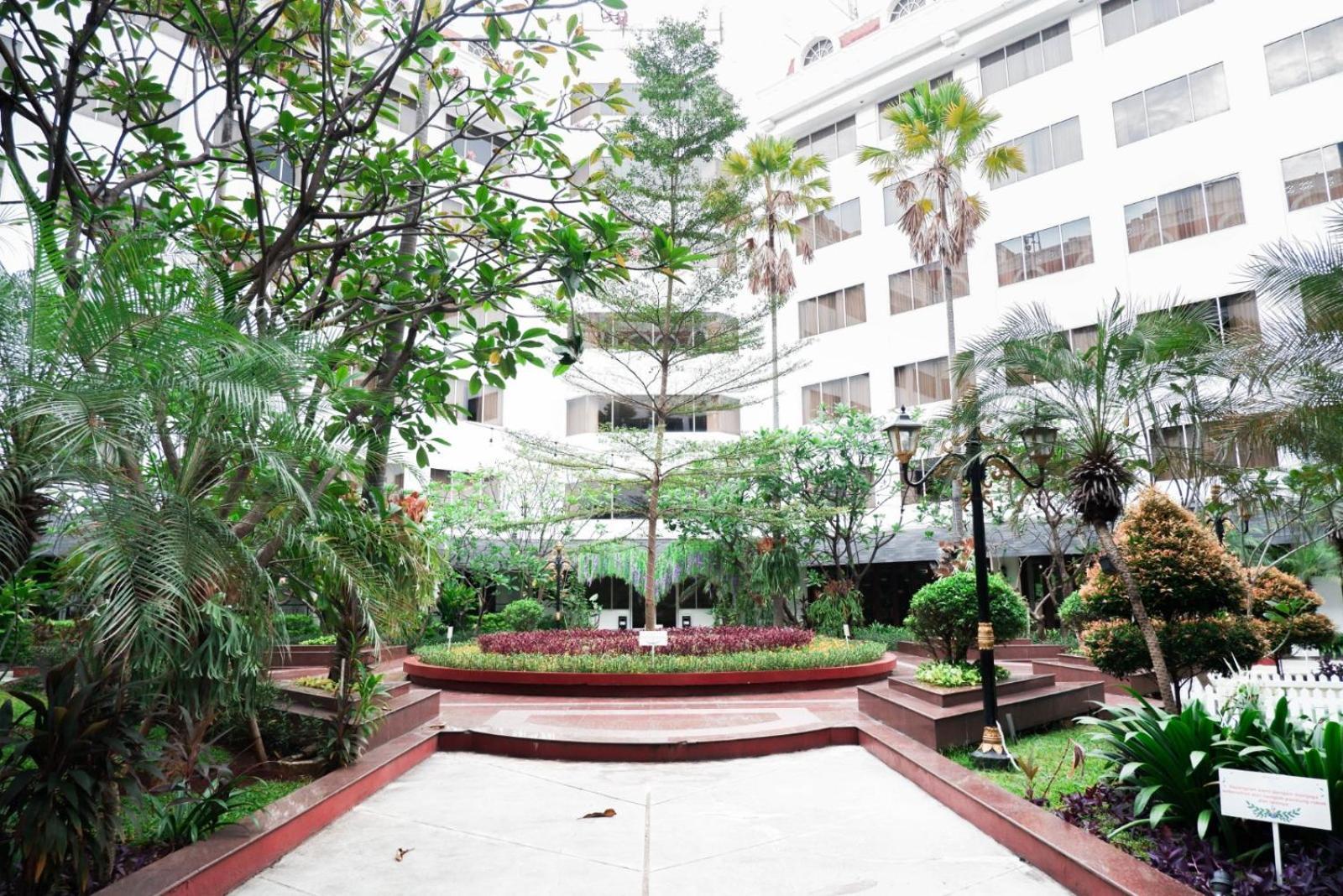 Mercure Jakarta Batavia Exterior photo